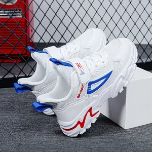 Ademende witte mesh kindersneakers met blauwe accenten en lichtgewicht dikke zolen