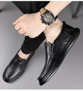 Detailansicht der schwarzen Slipper aus strukturiertem Leder für Herren im Freizeitstil