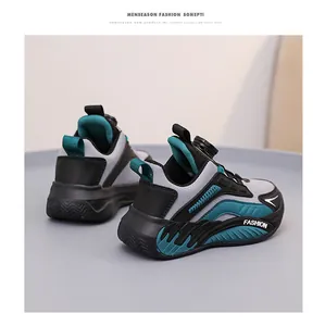Vista detallada de zapatillas deportivas transpirables grises y turquesas para niños