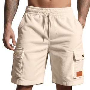 Detailansicht der beigen Cord-Cargo-Shorts für Herren mit Kordelzug und praktischen Taschen.