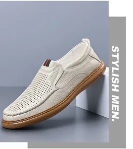 Detailansicht der atmungsaktiven, gelochten Echtleder-Loafer für Herren in elegantem Beige