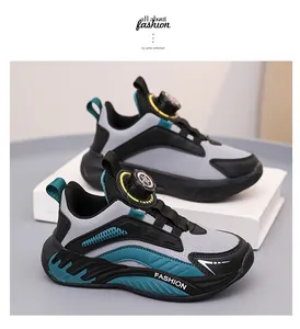 Detalle de zapatillas deportivas transpirables grises para niños con cierre giratorio
