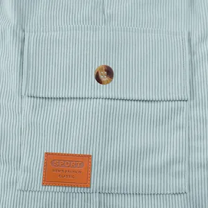 Detailansicht der Cargotasche an hellblauen Cordshorts mit dekorativem Aufnäher