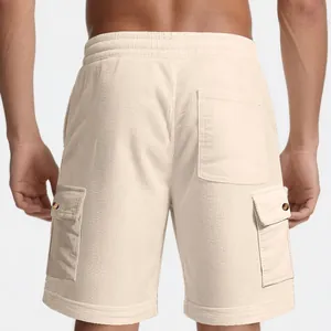 Détail de la vue arrière du short cargo en velours côtelé beige pour homme avec poches