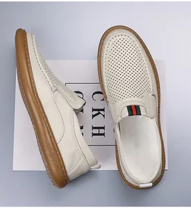 Detailansicht der perforierten Herren-Leder-Loafer mit charakteristischem Streifendetail.
