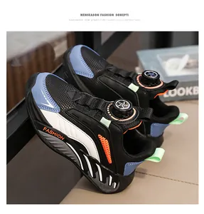 Detalle de zapatillas transpirables para niño con parte superior negra y cierre rotativo