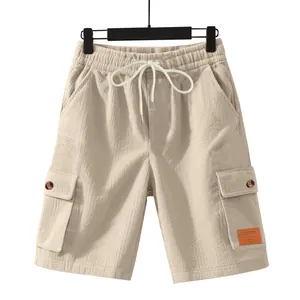 Detaillierte Vorderansicht der beigen Cord-Cargo-Shorts für Herren mit Kordelzug