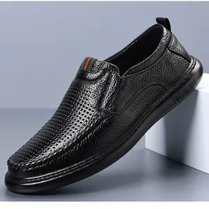 Atmungsaktive Herren-Slipper aus echtem schwarzem Leder mit stilvollem Lochmuster.