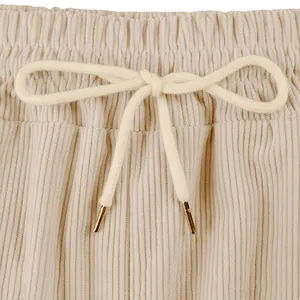 Gros plan sur le cordon et la texture velours côtelé du short homme