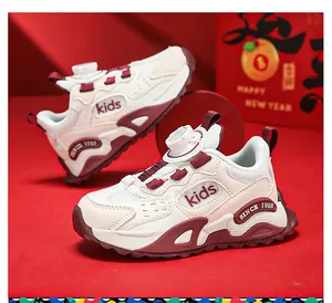 Gedetailleerd beeld van witte en bordeauxrode meisjessneakers met handig draaisluitingsysteem