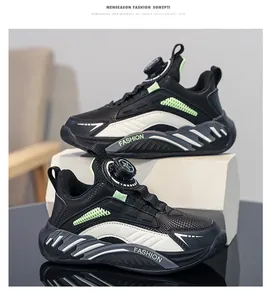 Vista detallada de zapatillas deportivas transpirables para niños en blanco y negro