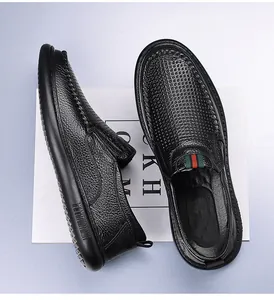 Detailansicht atmungsaktiver schwarzer Leder-Slipper für Herren mit Textur-Finish