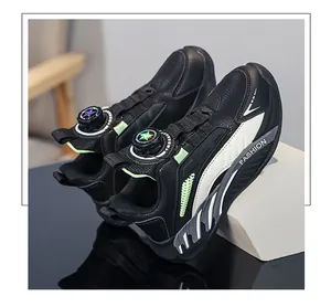 Vista detallada de zapatillas negras para niños con sistema de cierre de dial giratorio