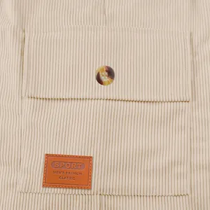 Détail de la poche en velours côtelé avec bouton et patch cuir sur short homme