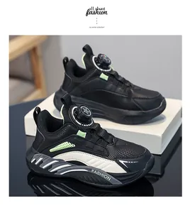 Primer plano de zapatillas deportivas negras para niño con cierre de dial rotativo