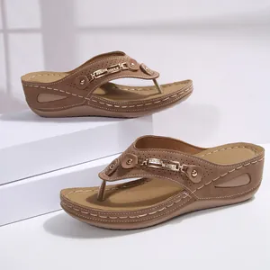 Sandalias de cuña tipo chancla en color marrón con cadena de metal y pedrería