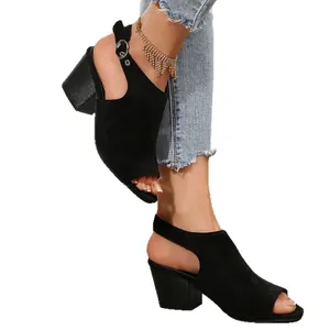 Elegantes sandalias negras con tacón grueso y punta abierta para mujer con aberturas.