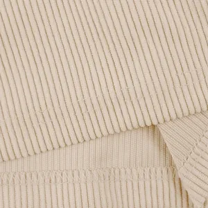 Gros plan sur le tissu côtelé beige et les coutures de qualité d'un short décontracté