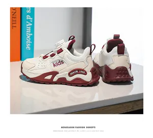 Detailweergave van lichte witte sneakers voor meisjes met rode accenten en draaisluiting
