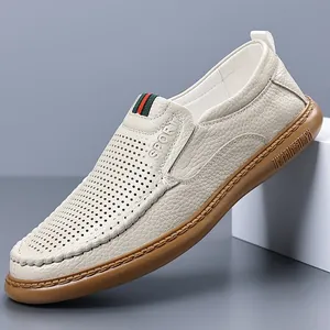 Atmungsaktive Herren Leder-Slipper mit perforiertem Design in Beige für den Sommer