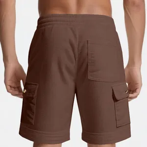 Vue arrière détaillée d'un short cargo marron pour homme en velours côtelé avec poches