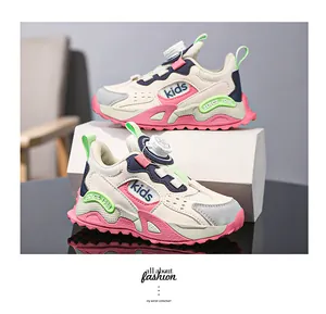 Gedetailleerd overzicht van chunky sportsneakers voor meisjes in roze en beige met draaisluiting