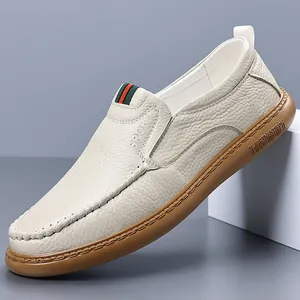 Atmungsaktive Herren-Slipper aus cremefarbenem Leder mit praktischem Slip-on-Design