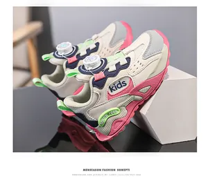 Detail van chunky meisjessneakers met handige draaisluiting en roze accenten