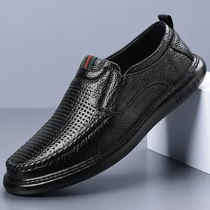 Atmungsaktive schwarze Herren-Leder-Loafer mit modernem Lochmuster und Slip-On-Stil