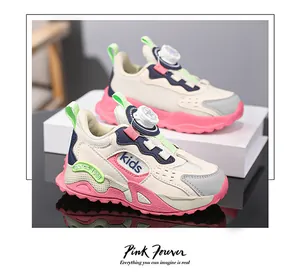 Detail van roze kindersneakers met handig draaiknop-vetersysteem voor meisjes