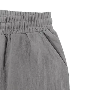 Vista dettagliata dei pantaloncini casual in lino da uomo con vita elasticizzata.