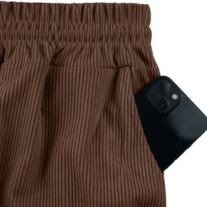 Gros plan sur la poche latérale et le velours côtelé marron d'un short d'été pour homme