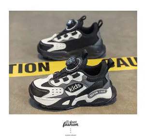 Detailopname van chunky meisjessneakers met handig draaisluitingssysteem