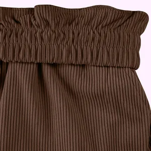Détail en gros plan du velours côtelé marron et de la taille élastique du short