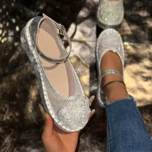 Gros plan de ballerines Mary Jane en résille argentée avec fleur de perles