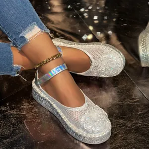 Vue détaillée des chaussures Mary Jane en maille argentée avec décoration florale en 3D