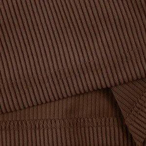 Gros plan de la texture du tissu côtelé marron d'un short décontracté pour homme.