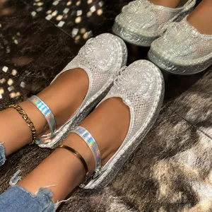 Gros plan de chaussures Mary Jane en maille argentée avec fleurs et brides holographiques