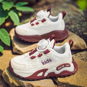 Stijlvolle wit en kastanjebruine sneakers voor meisjes met een draaisluiting