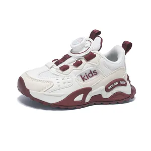 Lichte meisjessneakers met zachte zool en draaisluiting in wit en kastanjebruin design