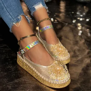 Vue détaillée des ballerines Mary Jane en mesh avec fleurs perlées et brides hologrammes.