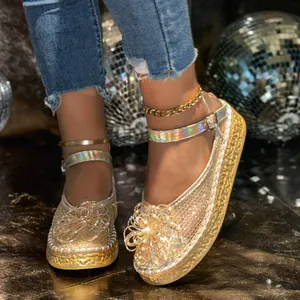 Gros plan sur les chaussures Mary Jane dorées à plateforme avec détails de fleurs en mesh