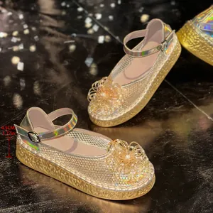 Vue détaillée des chaussures Mary Jane en maille avec fini holographique et fleur décorée