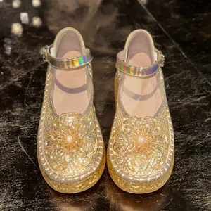 Détail de chaussures Mary Jane en maille avec fleurs en perles et bride irisée brillante.