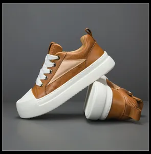 Vista dettagliata di sneaker in pelle marrone traforata con suola spessa platform bianca.