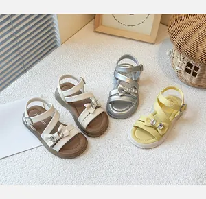 Detailed presentation of girls' princess bow sandals in white, beige, silver, and yellow.