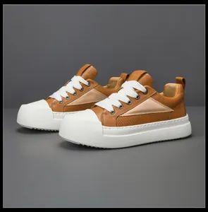 Vista dettagliata di sneaker da uomo in pelle marrone con spessa suola bianca.
