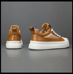 Vista laterale e posteriore di sneakers in pelle marrone con spesse suole bianche