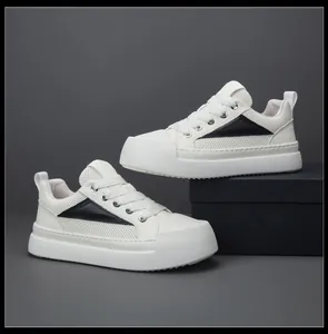 Vista dettagliata di sneakers bianche con plateau, mesh traspirante e triangolo nero.