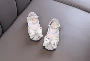 Elegant white princess shoes for girls with pearls and shiny sequins for parties
